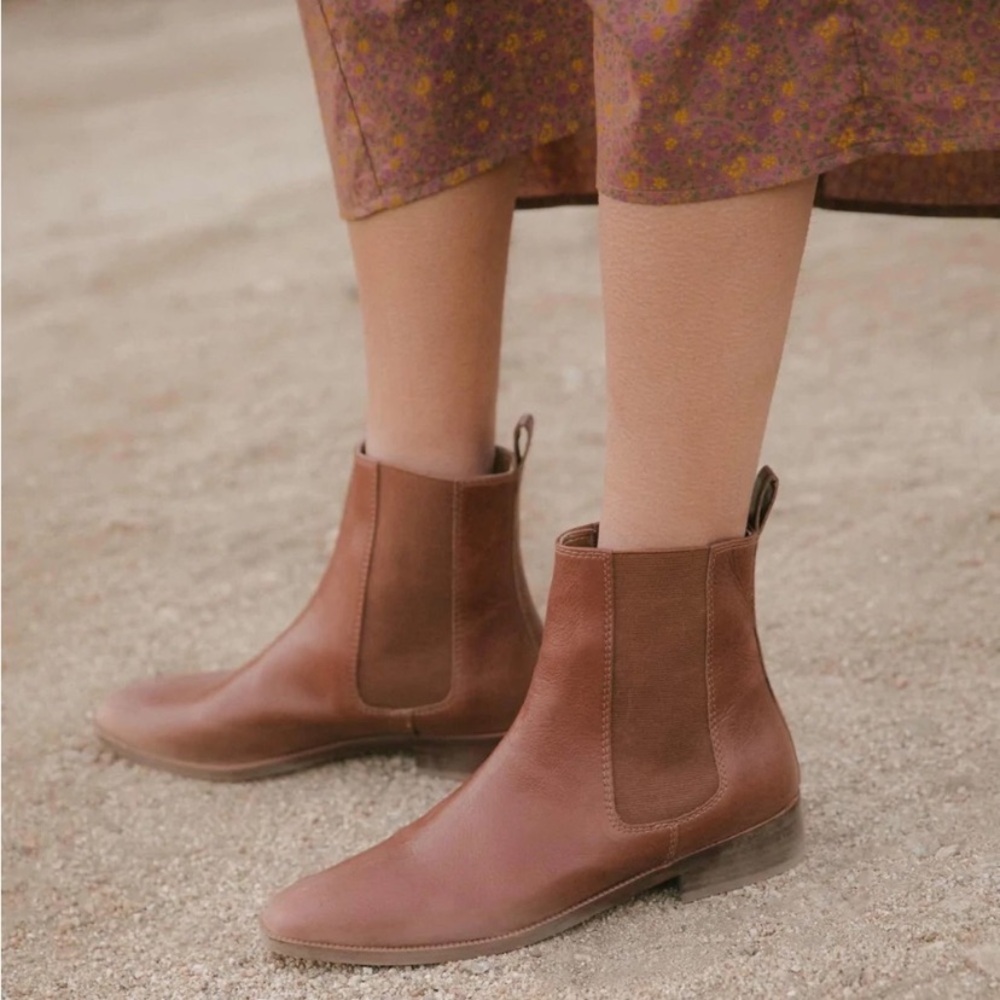 Christy Dawn Chelsea Boot in Hazelnut size 9 leather slip on